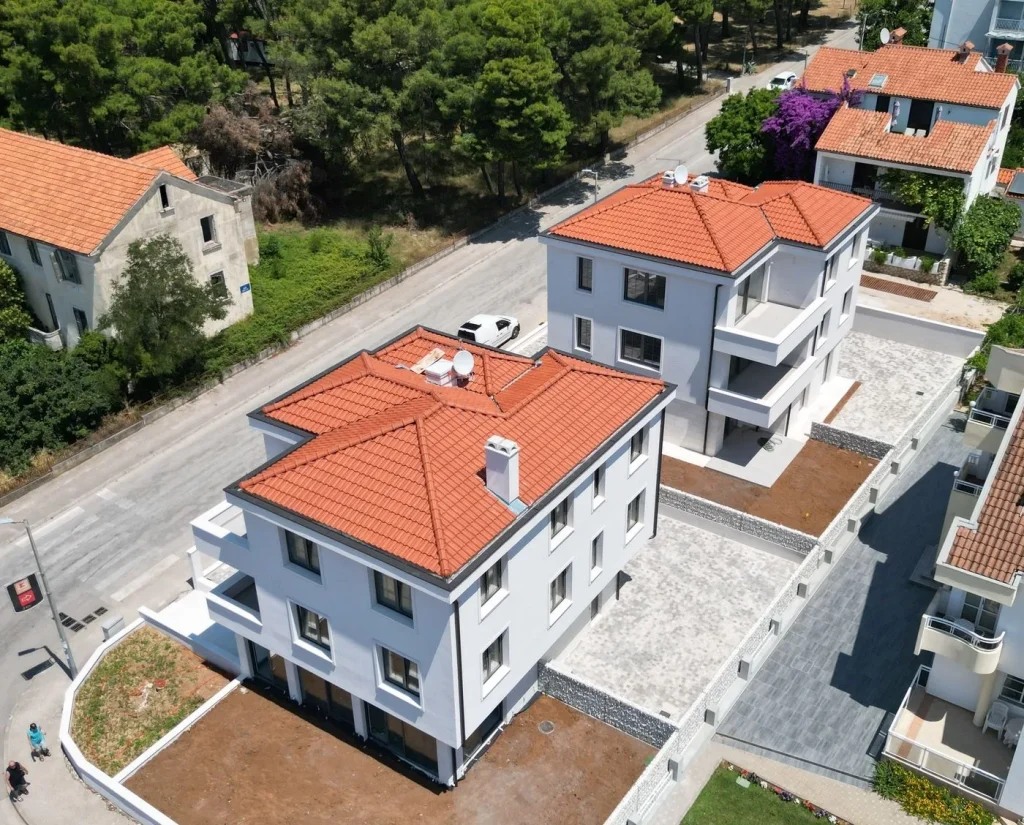Završena zgrada s ulice — Dvije stambene zgrade uz marinu, Biograd na Moru