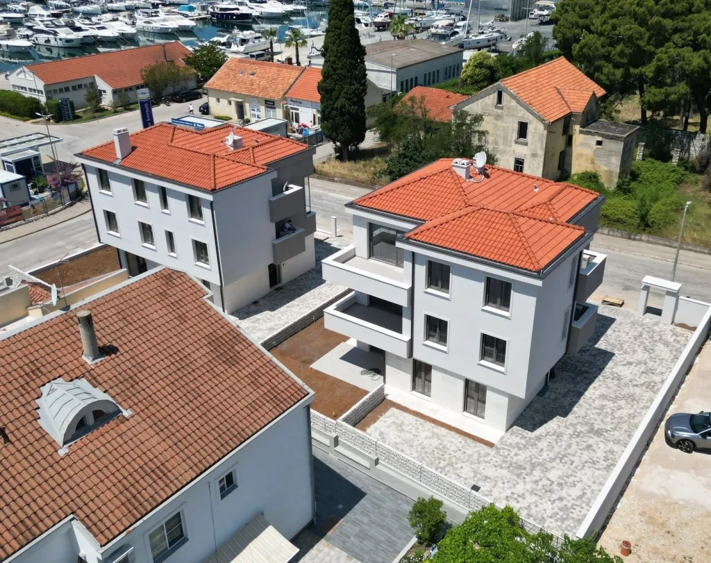 Zgrade i marina iz zraka — Dvije stambene zgrade uz marinu, Biograd na Moru