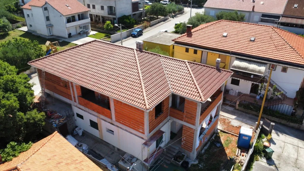 Iz zraka bočni pogled — Izrada krova na obiteljskoj kući, Zadar
