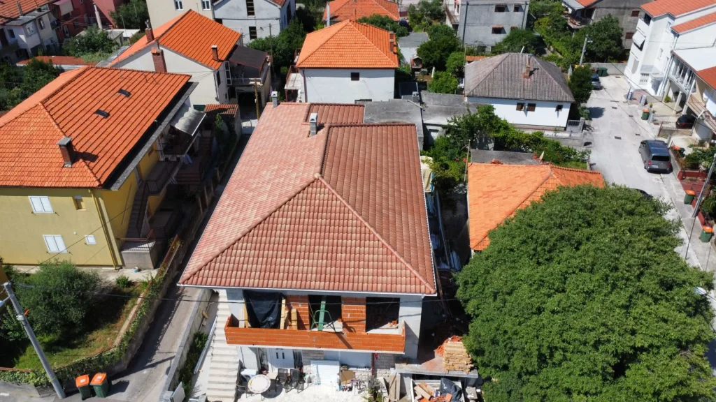 Iz zraka naselje — Izrada krova na obiteljskoj kući, Zadar