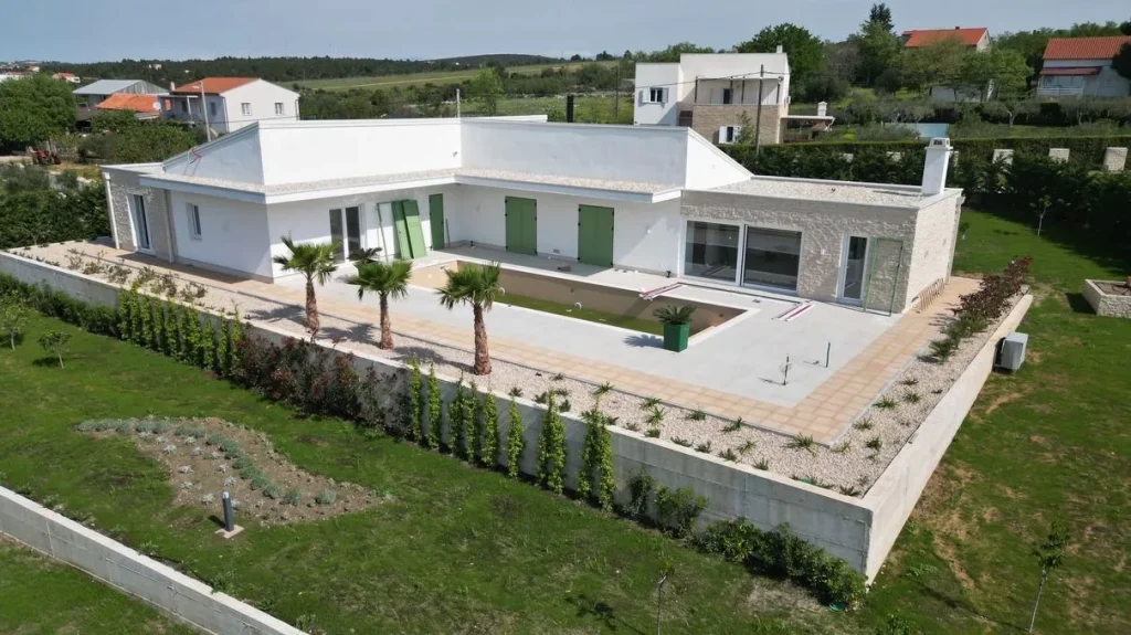 Završena kuća s bazenom — Kuća s podrumom i grijanim bazenom, Biograd na Moru