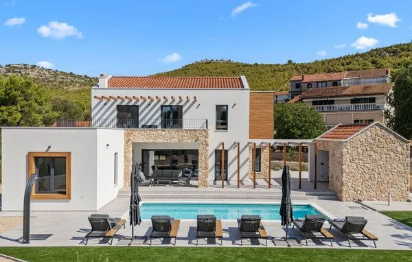 Završena vila s bazenom — Vila s bazenom za turistički najam, Šibenik
