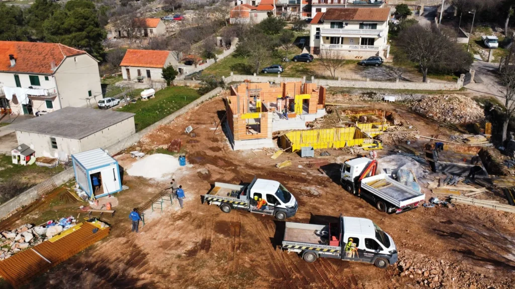Zidanje iz zraka — Vila s bazenom za turistički najam, Šibenik