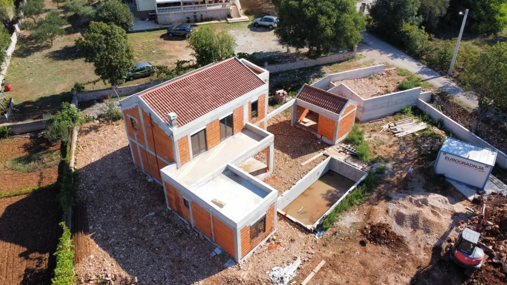 Gruba gradnja iz zraka — Vila s bazenom za turistički najam, Šibenik