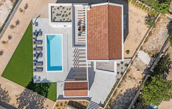 Tlocrt iz zraka s bazenom — Vila s bazenom za turistički najam, Šibenik