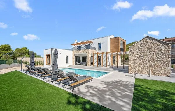 Vrt i sunčalište — Vila s bazenom za turistički najam, Šibenik