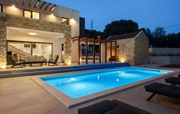 Bazen noću — Vila s bazenom za turistički najam, Šibenik