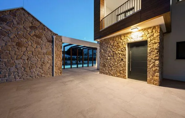 Kameni zid i ulaz — Vila s bazenom za turistički najam, Šibenik